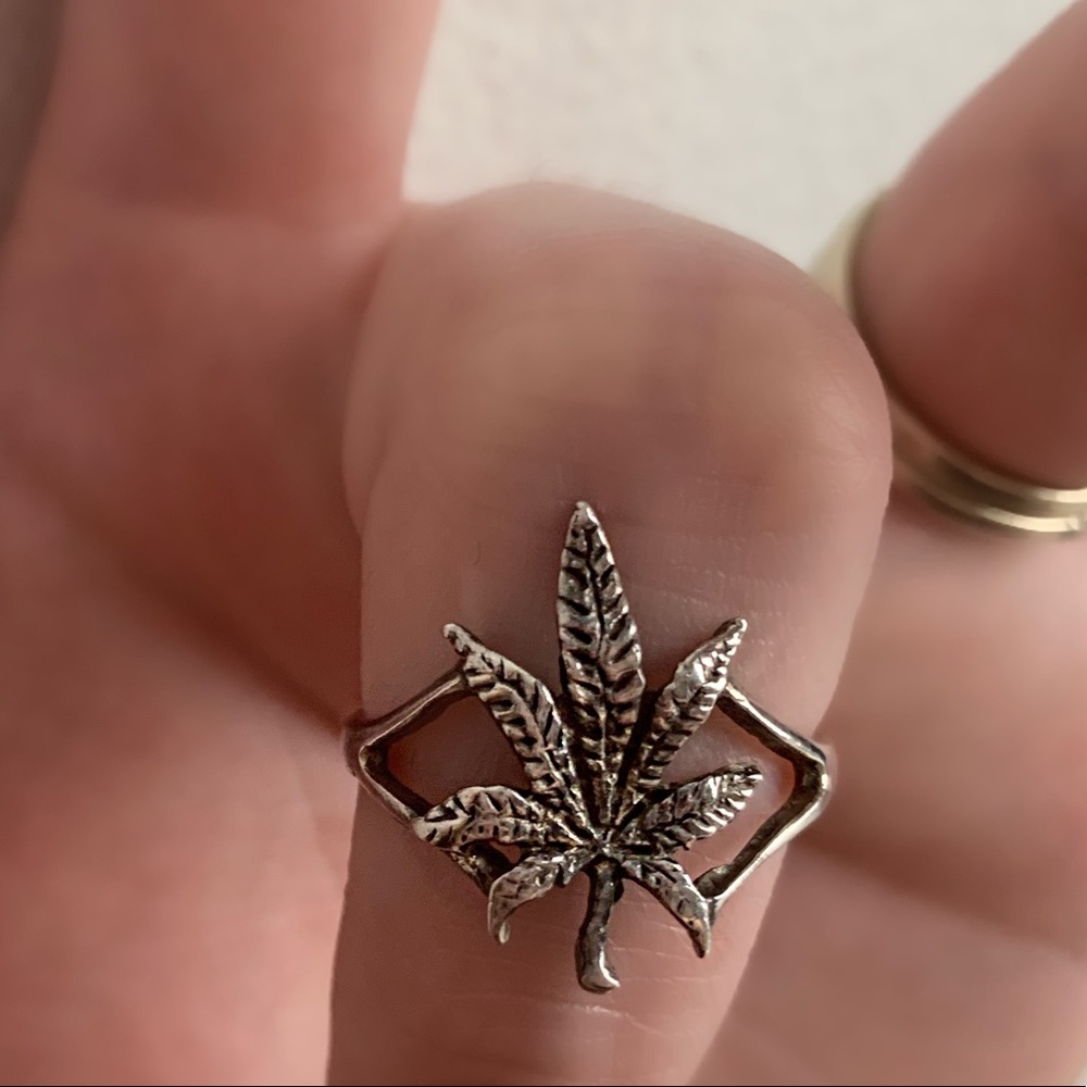 Pot leaf ring - Picture 4 of 4